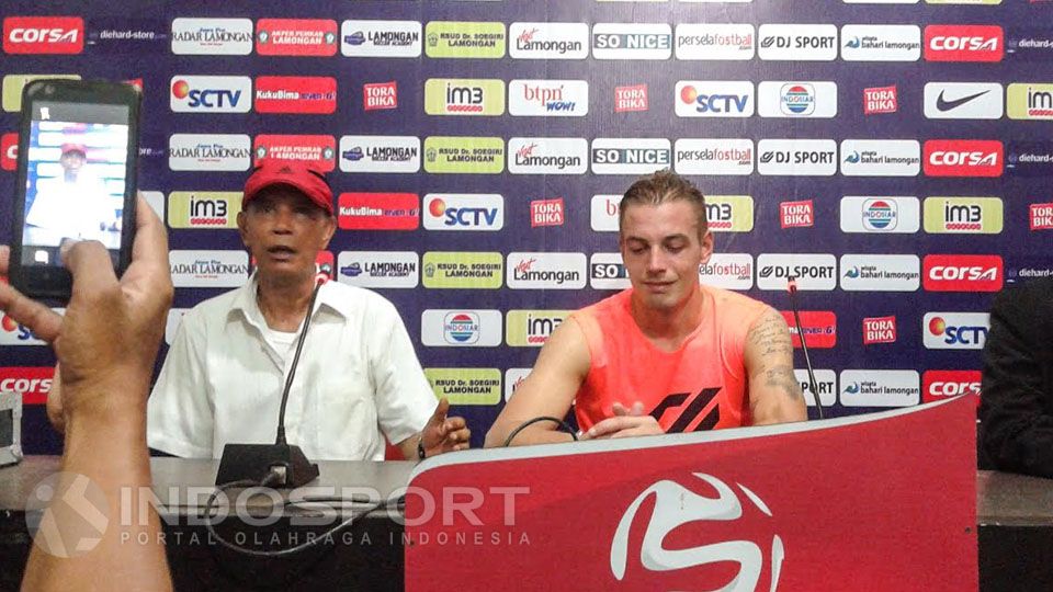 Sutan Harhara (kiri) dan Kristian Adelmund. Copyright: &copy; Ian Setiawan/INDOSPORT